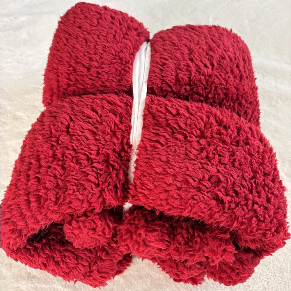 Pottery Barn Cozy Pom Pom Sherpa Throw, NWT Color Cardinal
